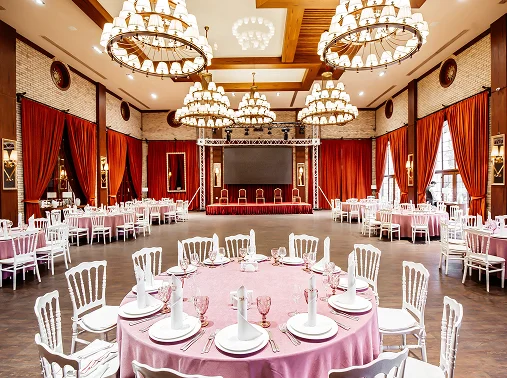 Cadre accessible, avec options de restauration, bar et rafraîchissements.